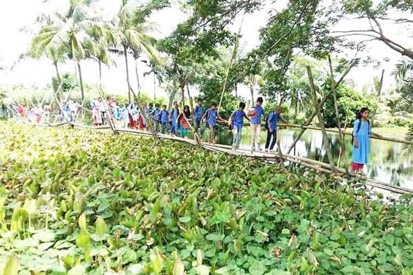 ৪০ বছর ধরে সাকোঁ-ই ডাকাতিয়া নদী পারাপারের একমাত্র ভরসা 