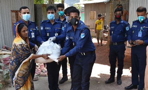 খাদ্য সামগ্রী বিতরণ করছে ফরিদপুর জেলা পুলিশ