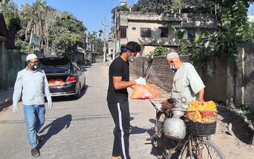 দুস্থদের মানবিক সহায়তা দিচ্ছেন মোহামেডানের অধিনায়ক 