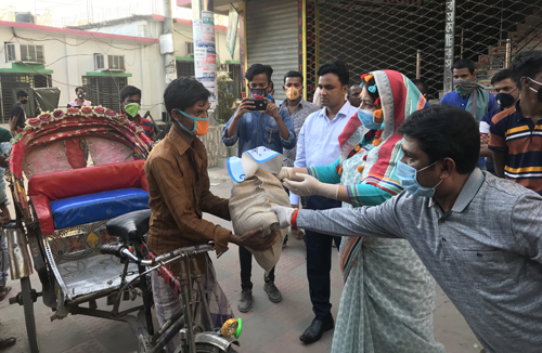 গরিবদের ও খাদ্য সামগ্রী দিলেন নরসিংদী জেলা প্রশাসনের কর্মকর্তারা