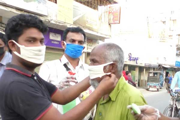 নীলফামারীতে করোনা প্রতিরোধে মাস্ক ও সাবান বিতরণ