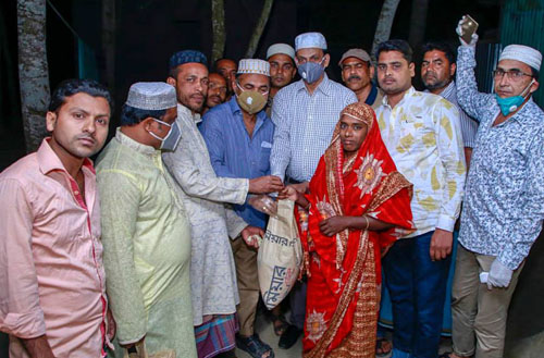 ফরিদপুরে খাদ্য সামগ্রী বিতরণ করছে স্বেচ্ছাসেবক দলের নেতারা