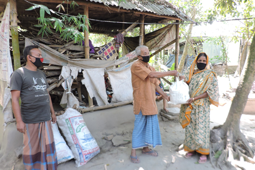 গ্রামে গ্রামে খাদ্য সামগ্রী পৌঁছে দিচ্ছে এলাকাবাসী