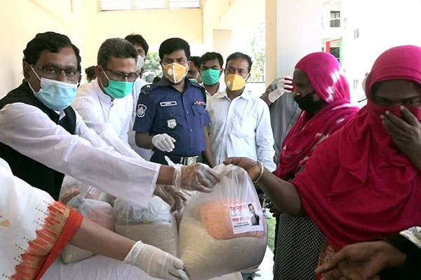 বাসাইল-সখীপুরে কর্মহীনদের ঘরে ঘরে খাদ্যসামগ্রী পৌঁছে দিচ্ছেন এমপি