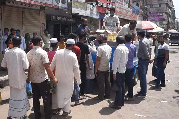 ফেনীতে টিসিবির পণ্য কিনতে ভিড়