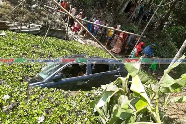 প্রাইভেটকার খালে পড়ে স্বামী-স্ত্রী ও চালক নিহত 