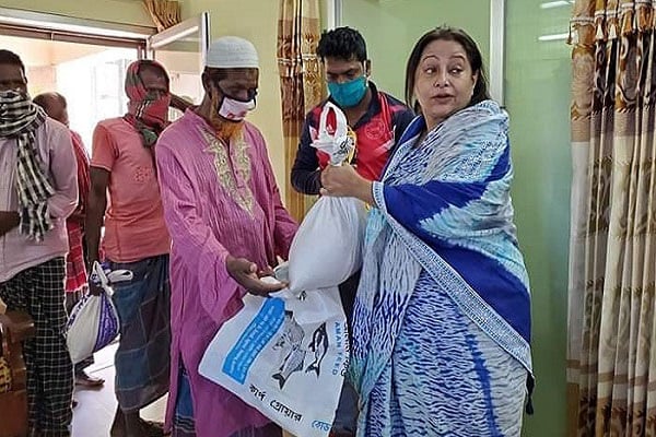 নাটোর স্টেশনে কুলিদের মাঝে খাদ্য বিতরণ করলেন মেয়র

