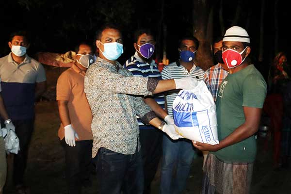 কোটালীপাড়ায় গভীর রাতে বেদে পল্লীতে খাদ্যসামগ্রী বিতরণ