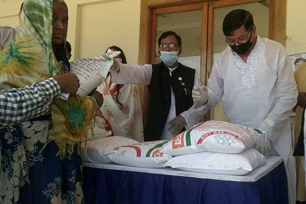সখীপুরে অসহায় মানুষের মাঝে খাদ্যসামগ্রী বিতরণ