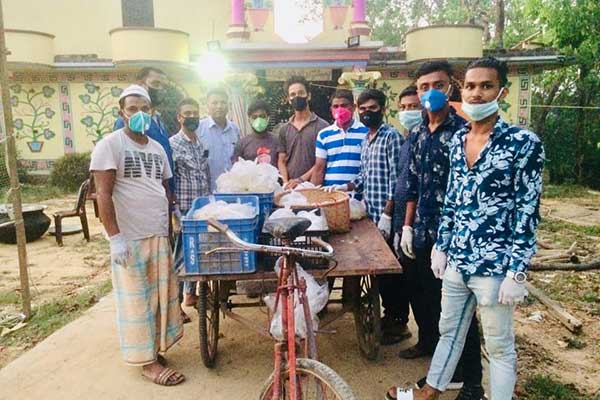 রাউজানের ১শ পরিবারকে খাবার তুলে দিলেন তরুণরা