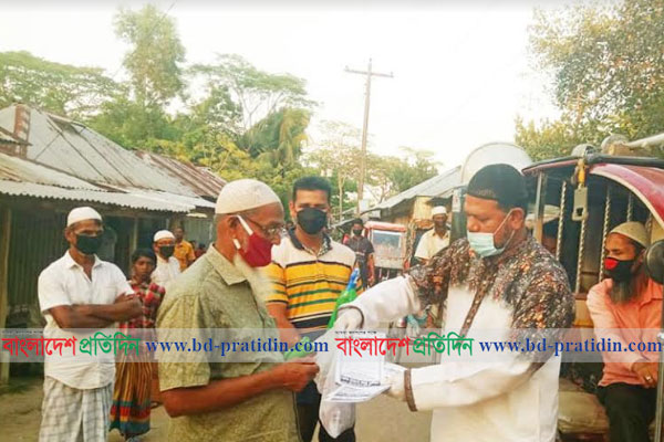 বাউফলে পটুয়াখালী জেলা পরিষদের মাস্ক ও লিফলেট বিতরণ