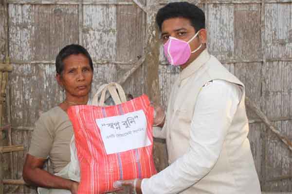 'স্বপ্ন বুনি'র খাদ্য সামগ্রী বিতরণ
