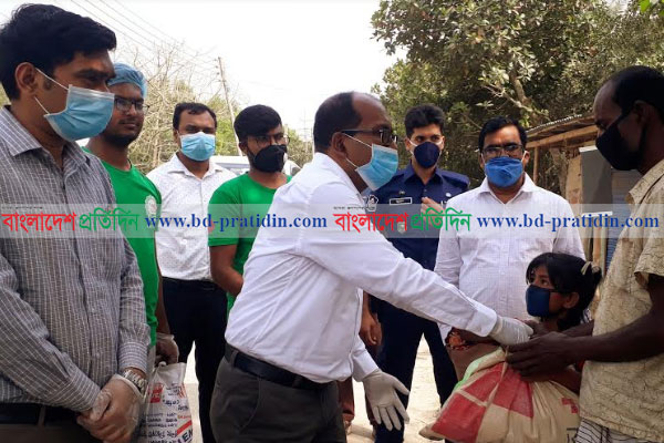 ২০০ অসহায় মানুষকে পাবনা জেলা প্রশাসনের খাদ্য সহায়তা
