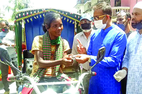 তথ্যমন্ত্রীর ফোনে রিকশা পেলেন সেই সুমি