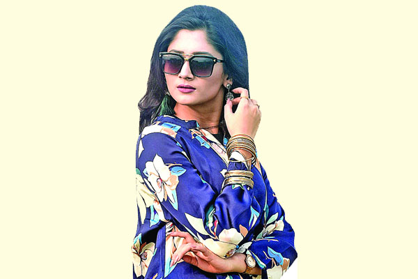 করোনা আতঙ্কে পূজা চেরী