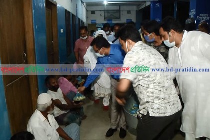 নদী বন্দরের ২ শতাধিক অসহায় মানুষের পাশে বরিশাল প্রেসক্লাব