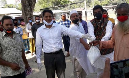 ফুলপুরে হোম কোয়ারেন্টাইনে থাকা গরিবদের মাঝে খাদ্য সামগ্রী বিতরণ