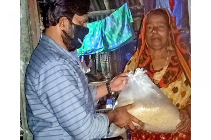 করোনা সংকটে মানুষের পাশে সারিয়াকান্দি পৌর মেয়র