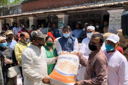 নাটোরে খাদ্য ও অন্যান্য সামগ্রী বিতরণ
