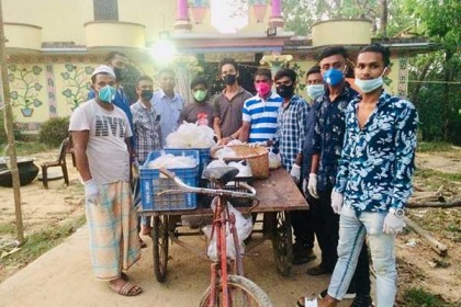 রাউজানের ১শ পরিবারকে খাবার তুলে দিলেন তরুণরা