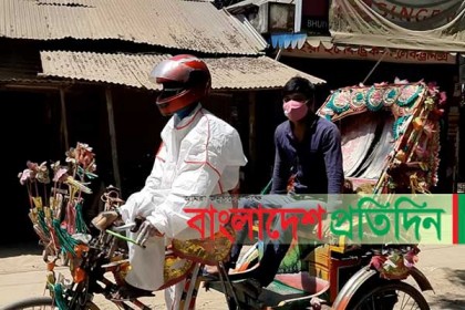হেলমেট-পিপিই পড়ে রিক্সা চালান রুপচান!