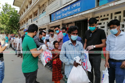 কর্মহীনদের মাঝে খাদ্য সামগ্রী বিতরণ করলো ঢাবি ছাত্রদল