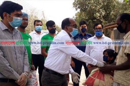 ২০০ অসহায় মানুষকে পাবনা জেলা প্রশাসনের খাদ্য সহায়তা