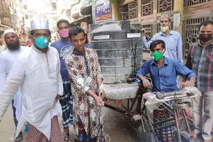 করোনাভাইরাস প্রতিরোধে যাত্রাবাড়ী আদর্শ পঞ্চায়েতের উদ্যোগে জীবাণুনাশক স্প্রে 