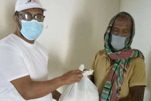 ধামরাইয়ে রাতের আঁধারে খাদ্যসামগ্রী নিয়ে ঘরে ঘরে মেয়র