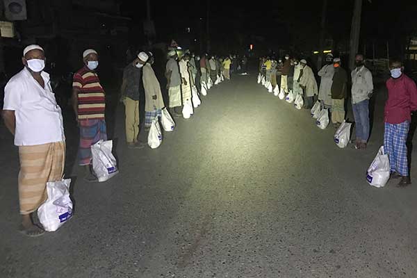 নরসিংদীতে অসহায় মানুষের মাঝে খাদ্যসামগ্রী বিতরণ