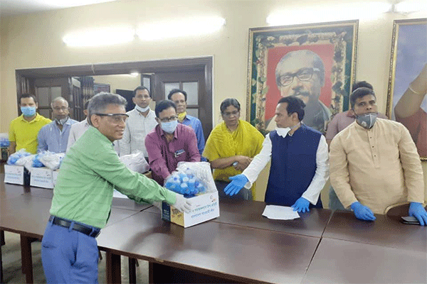 সাংবাদিক সংগঠন ও হাসপাতালে করোনা প্রতিরোধ সামগ্রী বিতরণ