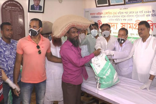 বরিশালে পরিবহন শ্রমিকদের খাদ্য সহায়তা