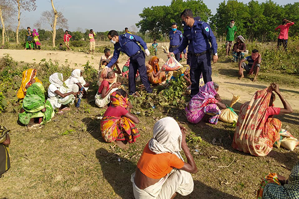 হবিগঞ্জে চা-শ্রমিকদের মাঝে খাদ্য সহায়তা বিতরণ 