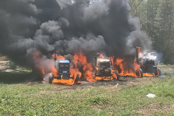 যুবলীগ নেতার ৩টি ট্রাকে আগুন দিল বিক্ষুব্ধ জনতা
