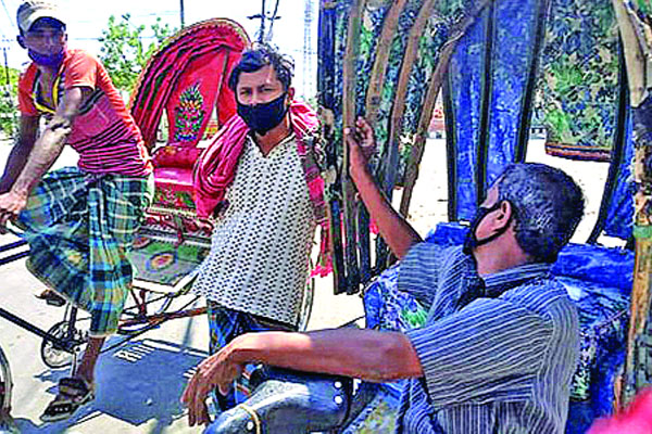 চট্টগ্রামে ঝুঁকি নিয়ে রাস্তায় তবু হচ্ছে না আয়