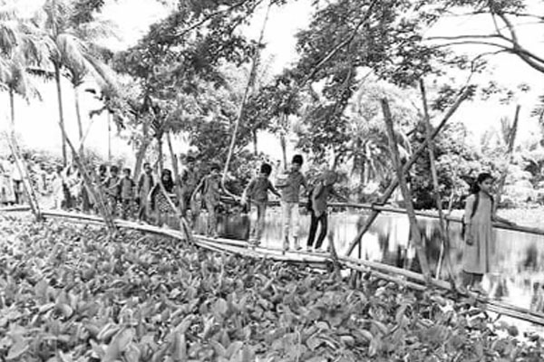 নদী পারাপারে সাঁকোই ভরসা