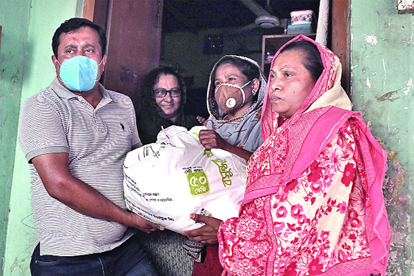 দুস্থদের ঘরে ঘরে খাবার পৌঁছে দিচ্ছে বসুন্ধরা