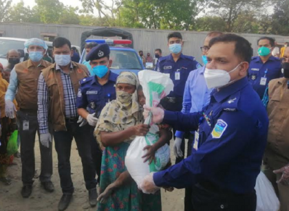 বেদে পল্লীতে ময়মনসিংহের এসপির সহায়তা 
