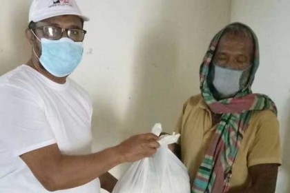 ধামরাইয়ে রাতের আঁধারে খাদ্যসামগ্রী নিয়ে ঘরে ঘরে মেয়র