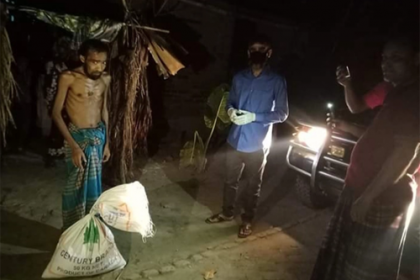 রাতে ঘুরে ঘুরে ১৫০টি বাড়িতে খাবার পৌঁছে দিলেন তালার ইউএনও