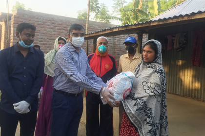 বাড়ি বাড়ি গিয়ে খাদ্যসামগ্রী বিতরণ করলেন এমপি সাইফুজ্জামান শিখর 