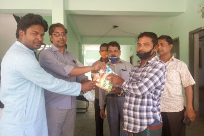 চাঁপাইনবাবগঞ্জে ব্যক্তি ও প্রতিষ্ঠানের উদ্যোগে খাদ্য সহায়তা 
