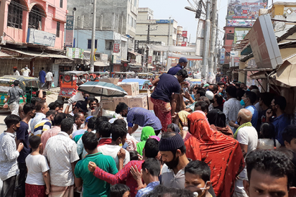 কুমিল্লায় নিম্নবিত্তের টিসিবির পণ্য কিনছে ব্যবসায়ী ও উচ্চবিত্তরা!