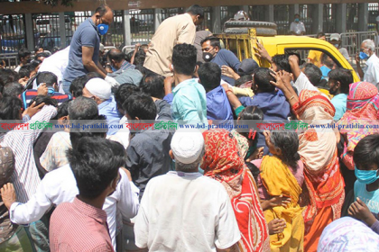 দোকান মালিক সমিতির ত্রাণ নিয়ে কাড়াকাড়ি-বিশৃঙ্খলা