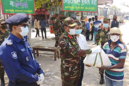কুড়িগ্রামে দুস্থদের মাঝে সেনাবাহিনীর ত্রাণ বিতরণ