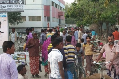 চাঁপাইনবাবগঞ্জে জনসমাগম 