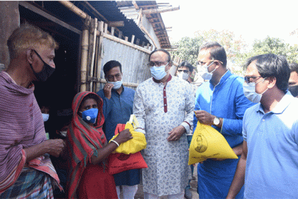বাড়ি বাড়ি খাদ্য পৌঁছে দিলেন রাসিক মেয়র লিটন