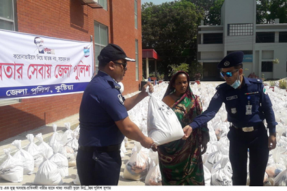 কুষ্টিয়ায় দু’হাজার পরিবারকে ১০ দিনের খাদ্য সহায়তা দিলেন পুলিশ সুপার