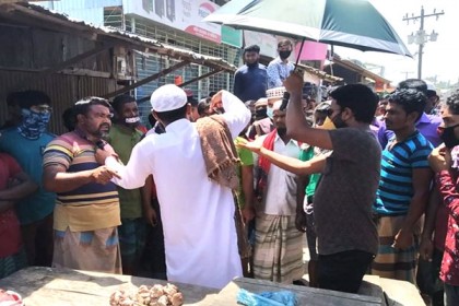 পচা মাংস বিক্রি করায় কসাইকে গণধোলাই, জরিমানা