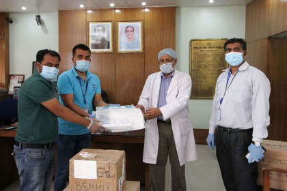 ঢাকার তিন হাসপাতালকে পিপিই দিল ইউএস-বাংলা